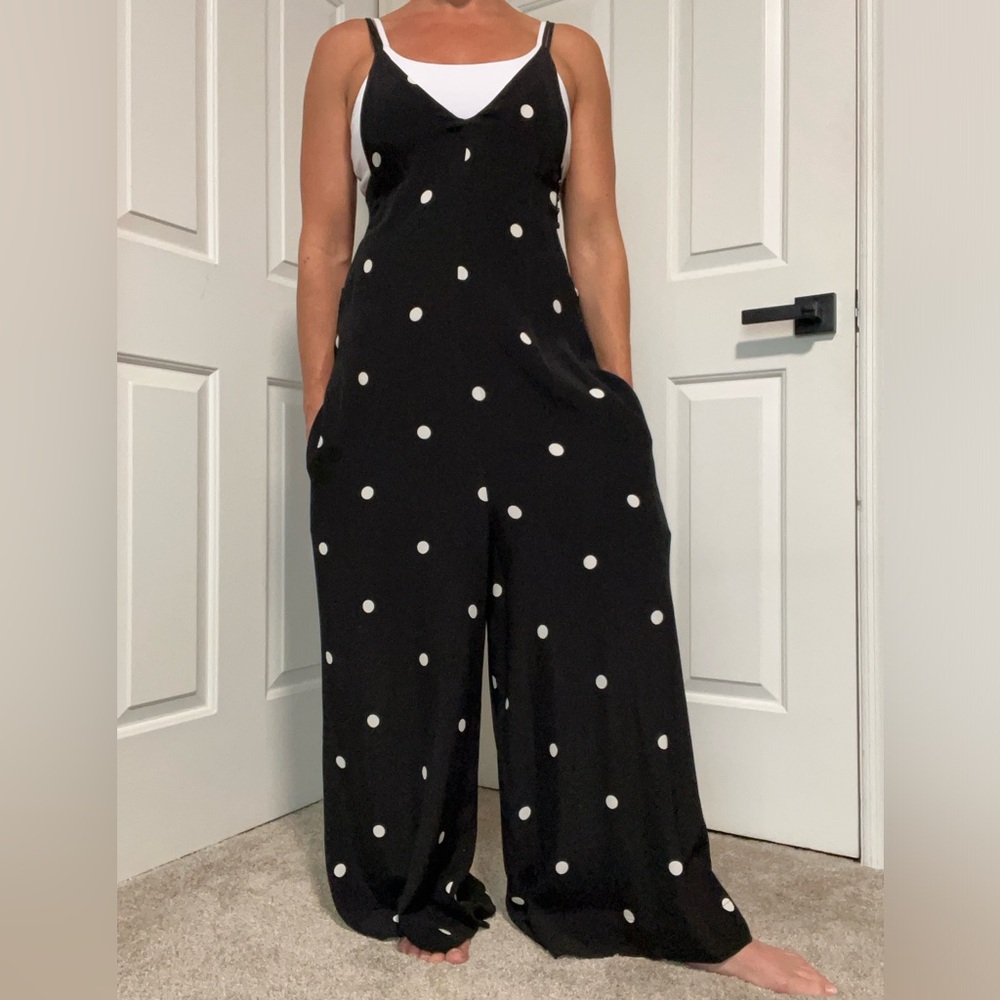 Free People jumpsuit. Fitted up top and baggy on the bottom. XS black/white
